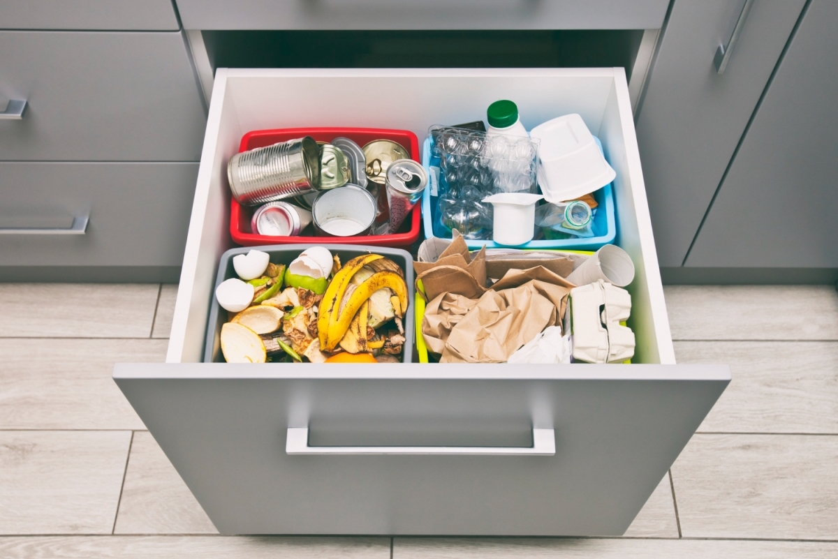 Waste segregation in a drawer – how to organize?