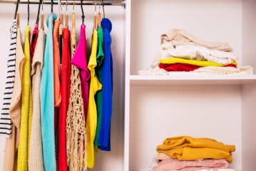 Szafa minimalistki, czyli jak ograniczyć ilość ubrań?